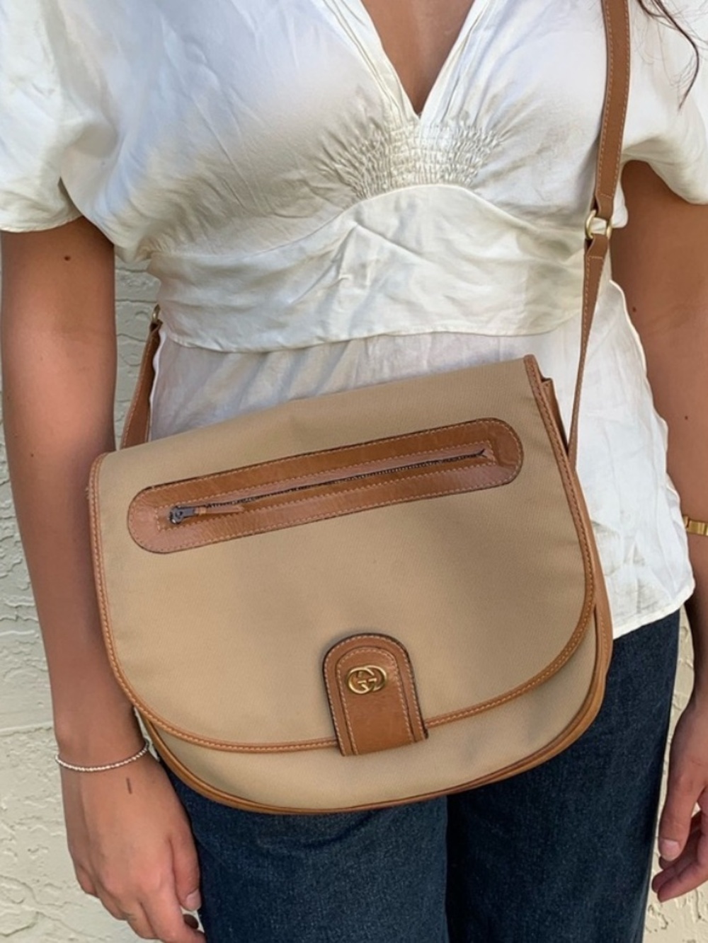 (32) GUCCI 70s Beige Bag